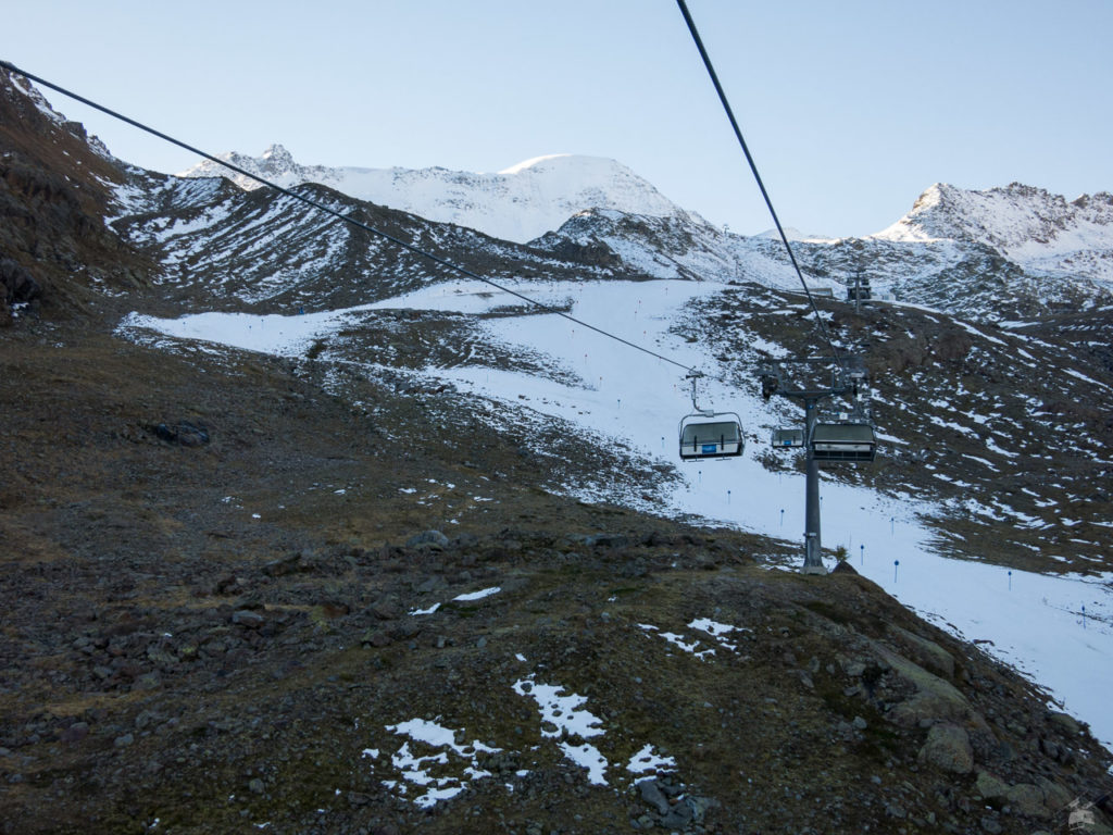 Morgendliche Bergfahrt mit Ox 1. Der Depotschnee hat sogar gereicht um hier zwei Abfahrtsvarianten zu präparieren.