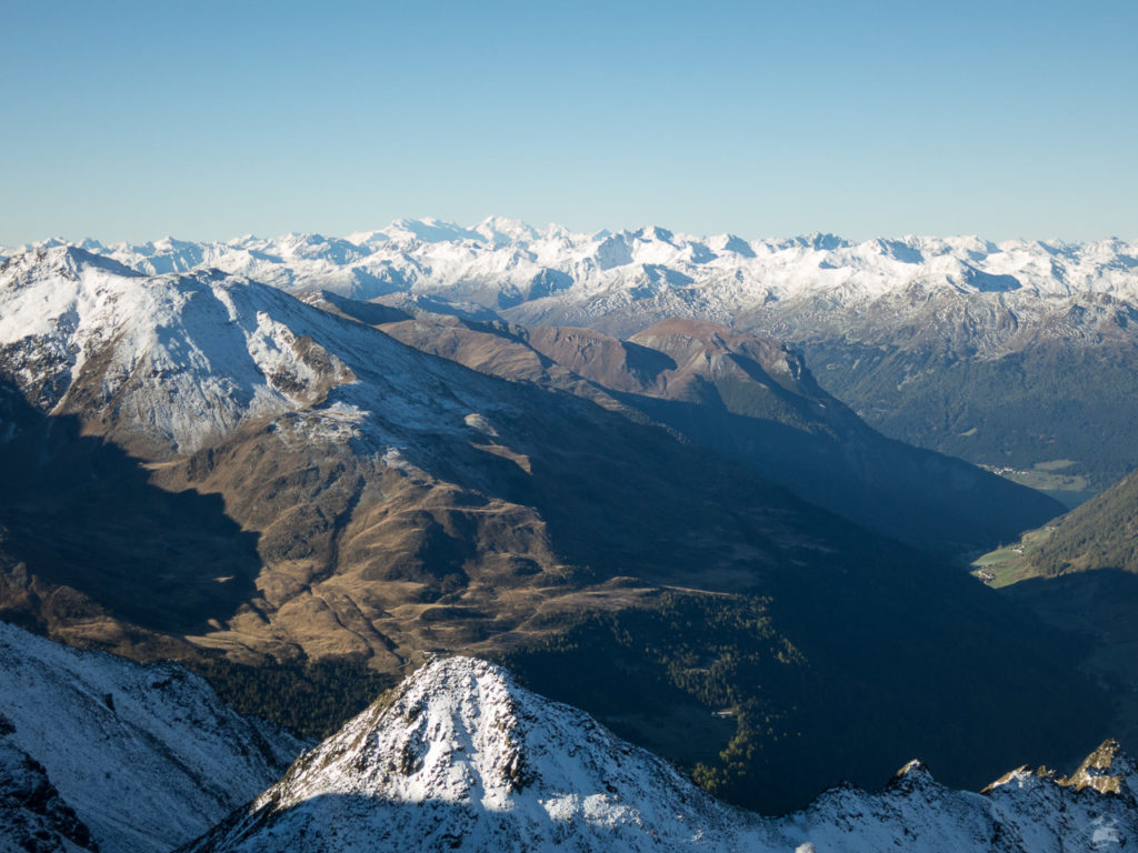 Panorama bei der Bergstation Karlesspitz, dem "neuen" Dreiländerblick. Der alte befand sich bekanntlich oberhalb der Bergstation des alten Wiesejaggl-Sessellifts. Im Hintergrund die Berninagruppe, von vielen fälschlicher Weise für den Ortler gehalten. Rechts unten blitzt der Reschensee hervor.