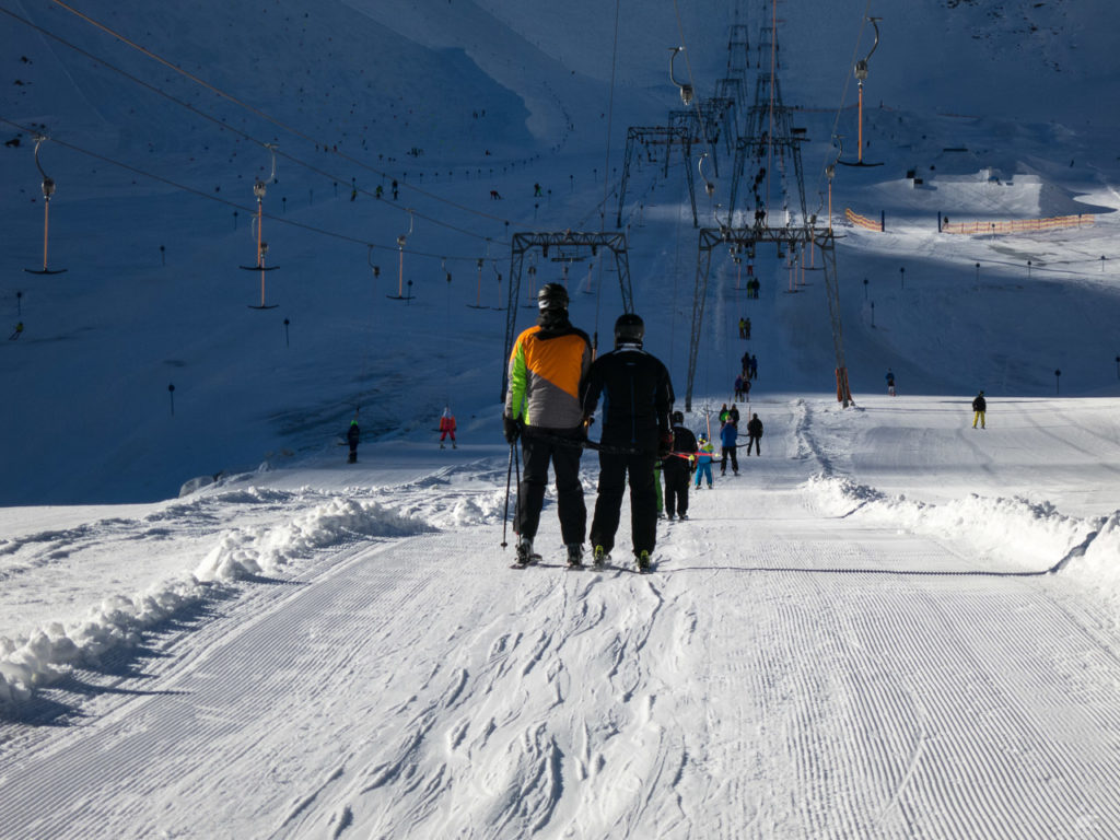 Weißseelifte. Der rechte lief durchgehend, der linke ein gutes Stück vor dem Steilhang mit Zwangsausstieg und Einstieg für den oberen Teil ein Stück weiter oben. Etwas blöd gelöst, weil der neue Snowpark sich rechts der Weißseelifte befindet und oberhalb des Zwischenausstiegs beginnt. So war der rechte, durchgehende Lift den ganzen Tag von Schaltafelfahrern blockiert, die dann vor dem Steilhang ausgestiegen sind, und am linken Lift mit Zwischenausstieg war kaum jemand.