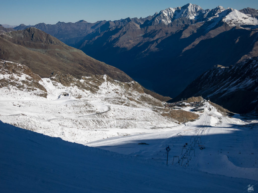 Nach dem Ende des Wiesjaggl-Sessellifts wurde die ehemalige Abfahrt von dort in Richtung Ochsenalm im vergangenen Jahr mittels eines Skitunnels wieder aktiviert. Diesen hätte ich allerdings noch ein gutes Stück weiter oben vermutet.