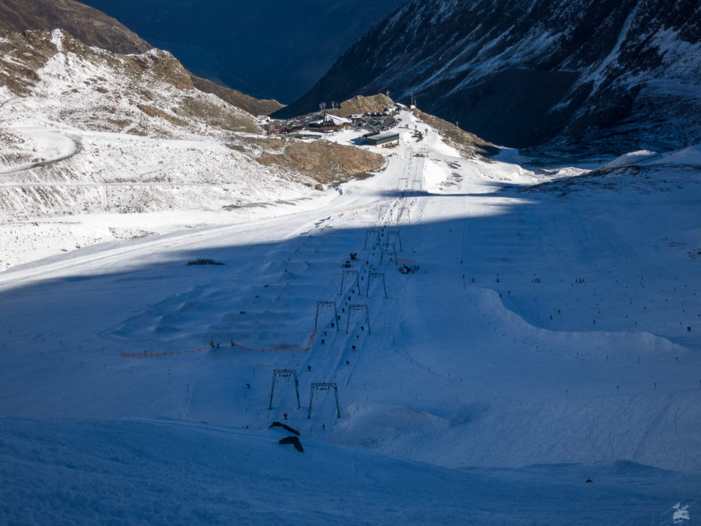 Der Snowpark, einst ganzer Stolz des Kaunertaler Gletschers, musste inzwischen vom Nörderjochlift weg zu den Weißseeliften verlegt werden. Für eine Halfpipe ist es da aber wohl zu flach.