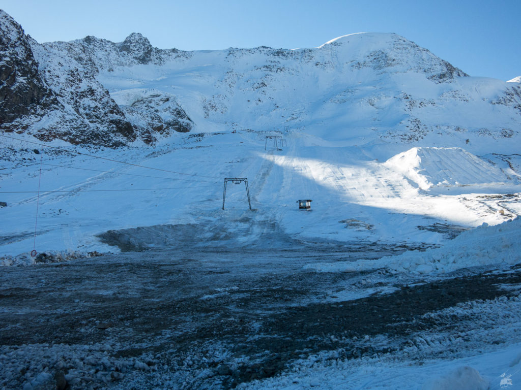 Am Nörderjochlift sieht es so aus. Zu wenig Schnee für den Gletscherlift, während andererseits dank Schneedepots und Beschneiung bis zur Ochsenalm auf 2100 m abgefahren werden kann.