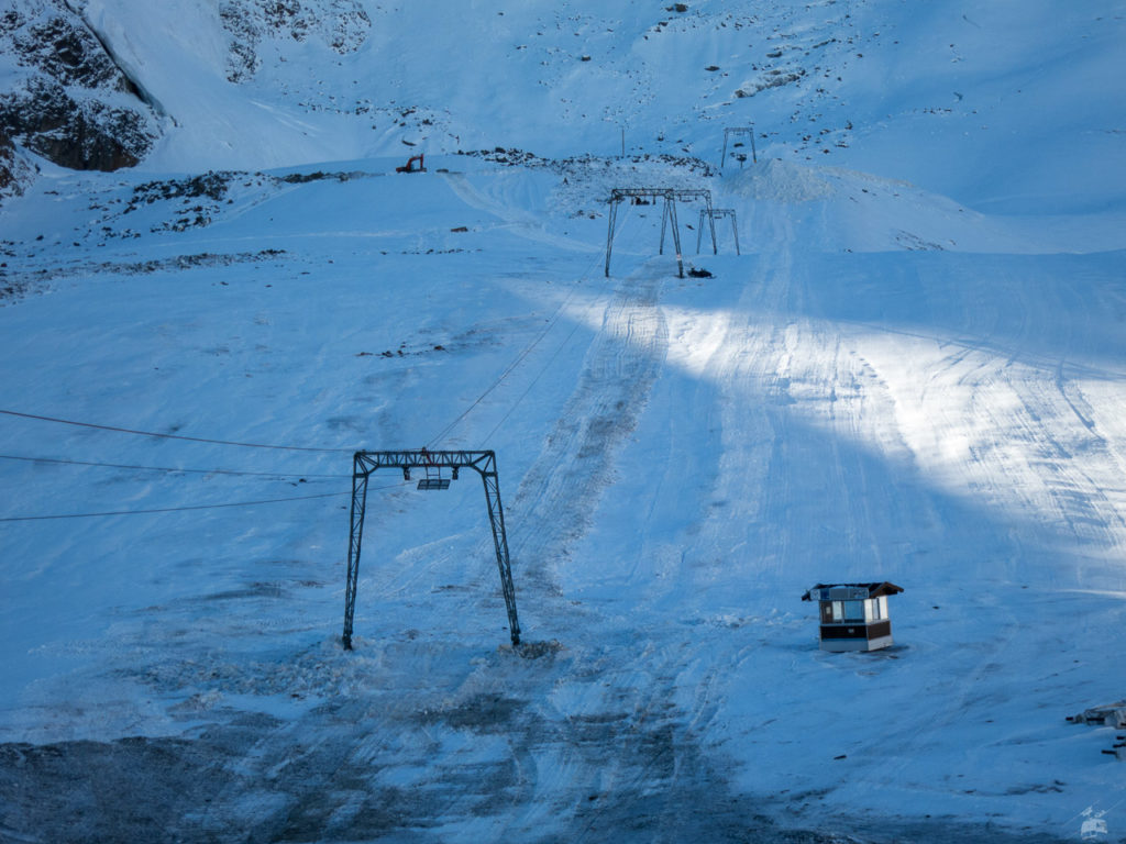 Immerhin, die Vorbereitungen laufen und vermutlich könnte der Lift beim nächsten Schneefall in Betrieb gehen. Es sind aber andererseits noch nicht mal Bügel montiert...