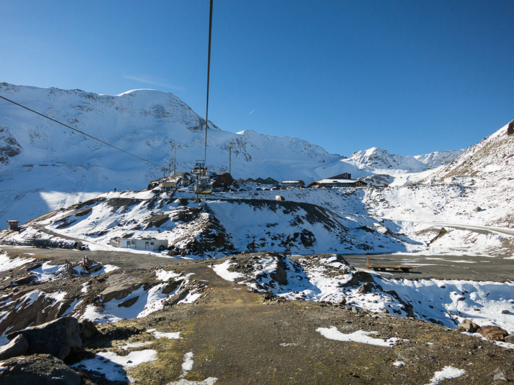 Langsam kommt nun auch die Sonne über den Grat