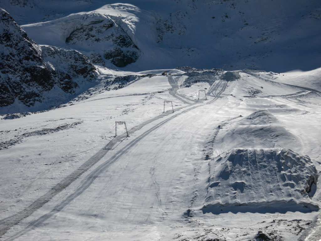 Nörderjochlift mit den Resten des alten Snowparks. Ob man den im Hochwinter wieder herrichtet? Bemerkenswert jedenfalls, dass hier auf dem Gletscher noch kein Liftbetrieb gestartet werden kann, während die Abfahrt zur Ochsenalm bereits in voller Länge befahrbar ist.