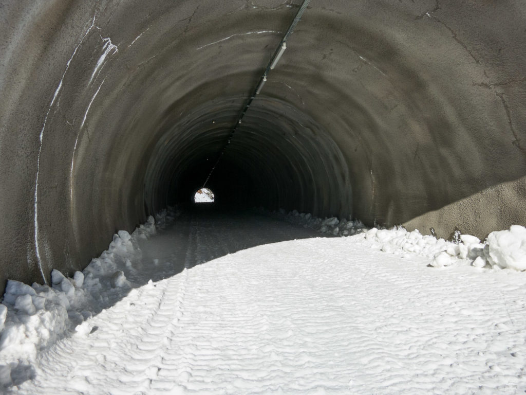 Tunnelblick. Leider befindet sich der Eingang sehr viel weiter unten als ich dachte. Der obere Teil der alten Wiesejaggl-Abfahrten ist damit wohl endgültig aufgegeben worden und allenfalls noch als Variante befahrbar.