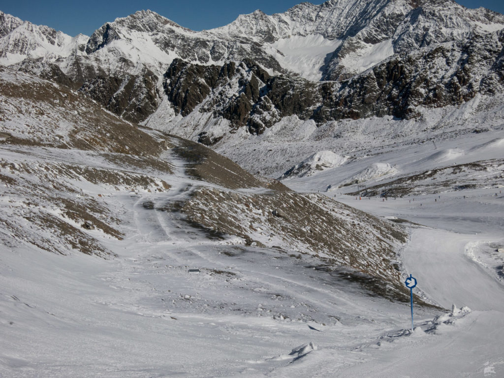 Bei der letzen Abfahrt wurde mir dann irgendwann klar, dass hier mal die Talstation des Karlesspitzliftes stand. Und dass der Gletscher mal bis hier heran reichte! Eine kurze Recherche in starlis Alpengallery ergibt, dass man diesen Punkt bis zum berüchtigten Sommer 2003 auf Skiern vom Gletscher her erreichen konnte. Heute ist das undenkbar.