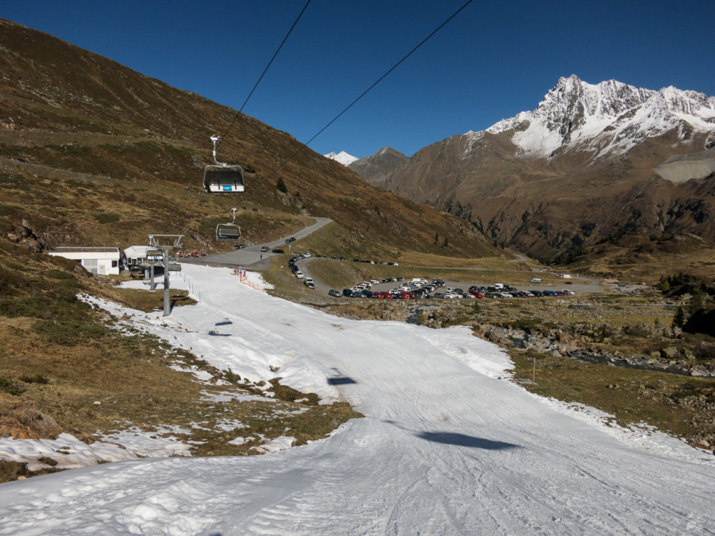 Abfahrt bis auf 2100 m. Und auch der Füllgrad des Parkplatzes hält sich in Grenzen.