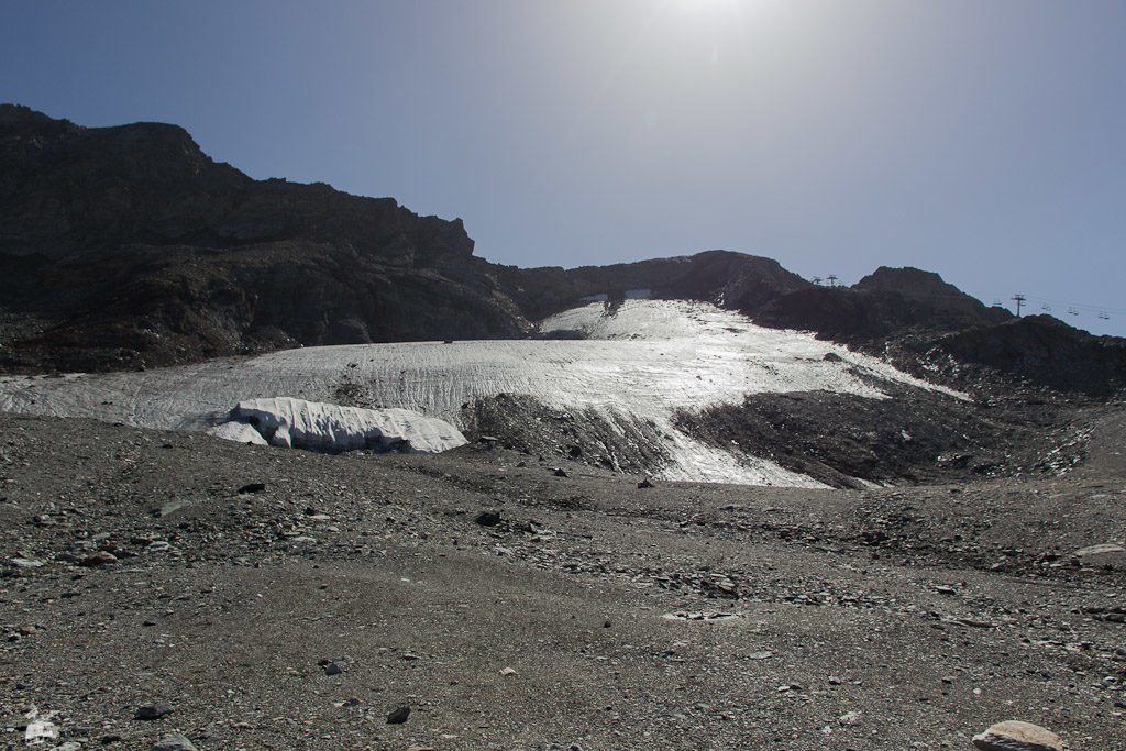 Was vom Gletscher übrig blieb. Anfang der 70er reichte das Eis bis an den späteren Standort der Bergstation. Unter den Planen befindet sich die Eisgrotte, einzige Sommerattraktion für Normaltouristen hier oben.