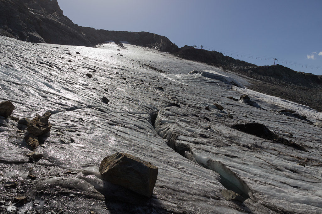 Am Gletscher selbst. Pures Eis, eine Firnauflage sucht man Ende August vergeblich.