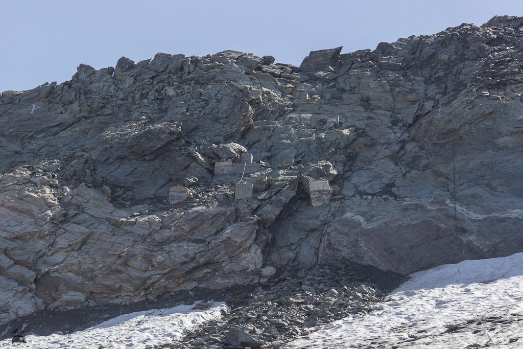 Oben am Grat sieht man die Fundamente der alten Col-Lifte. Vom Grat selbst startet eine lange Tourenabfahrt nach Champagny-en-Vanoise. Je weiter der Gletscher abschmilzt, desto schwieriger dürfte der Einstieg in Zukunft zu erreichen sein.