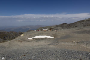 Das Gletschervorfeld mit der Bergstation der Zubringerbahn, die vor einigen Jahren mal abgebrannt ist.