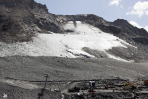 Hier sieht man die Trasse der Vierersesselbahn Glacier besser. Interessanterweise sah bereits das Ursprungsprojekt von 1978 eine Bahn über diesen Grat vor.